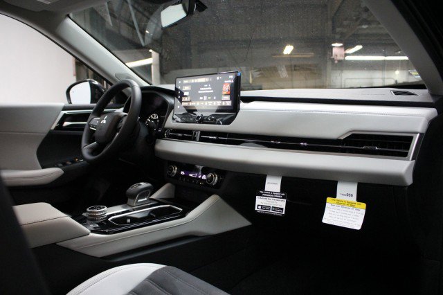 New 2025 Mitsubishi Outlander SE image 17