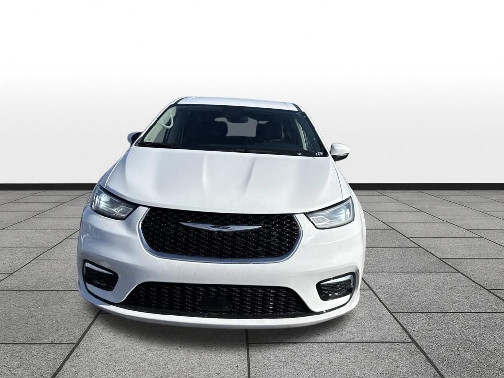 Used 2023 Chrysler Pacifica Touring-L FWD image 2