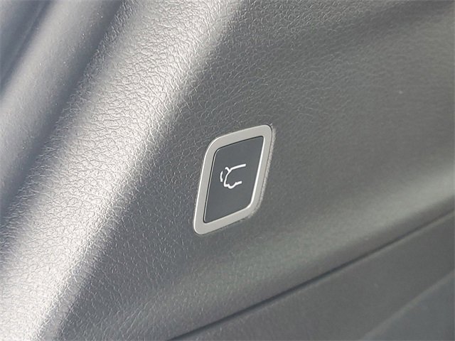 New 2026 Chrysler Pacifica Limited w/ Uconnect Theater Family Group image 9