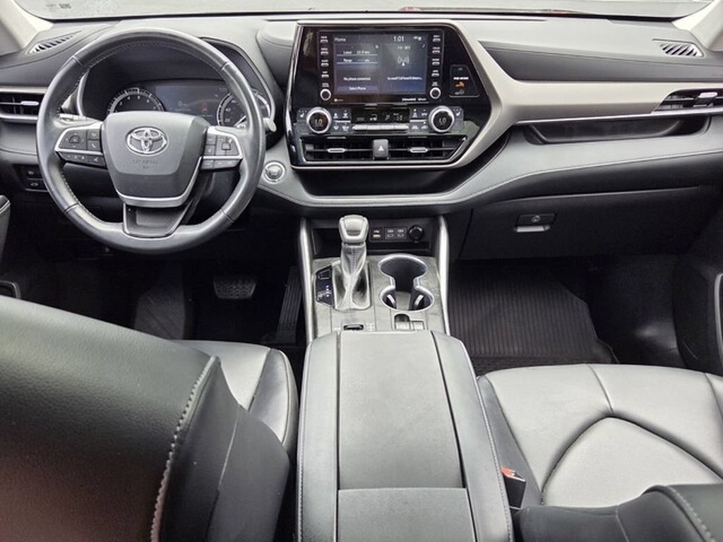 Used 2022 Toyota Highlander XLE FWD image 6