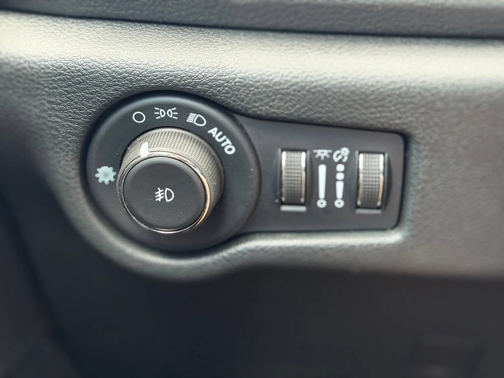Certified 2025 Chrysler Pacifica Limited FWD image 35