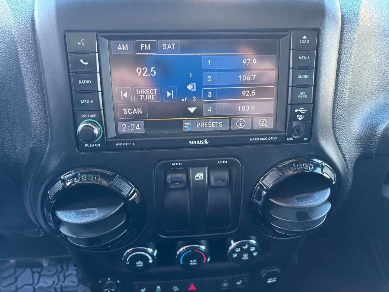 Used 2017 Jeep Wrangler Sahara image 15