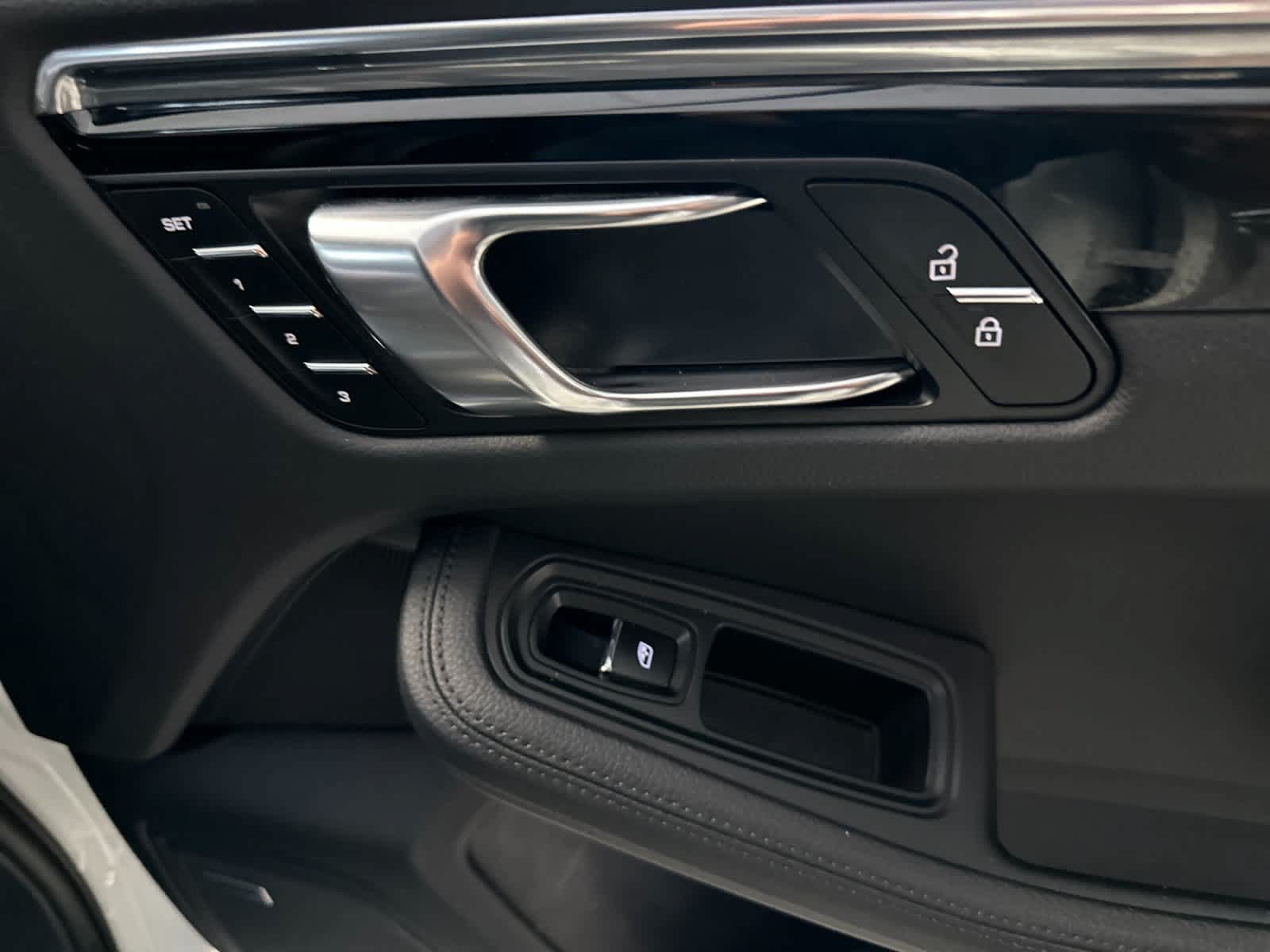 Certified 2025 Porsche Macan AWD/4WD image 19