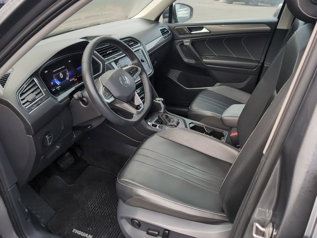 Used 2023 Volkswagen Tiguan SE w/ Panoramic Sunroof Package image 12