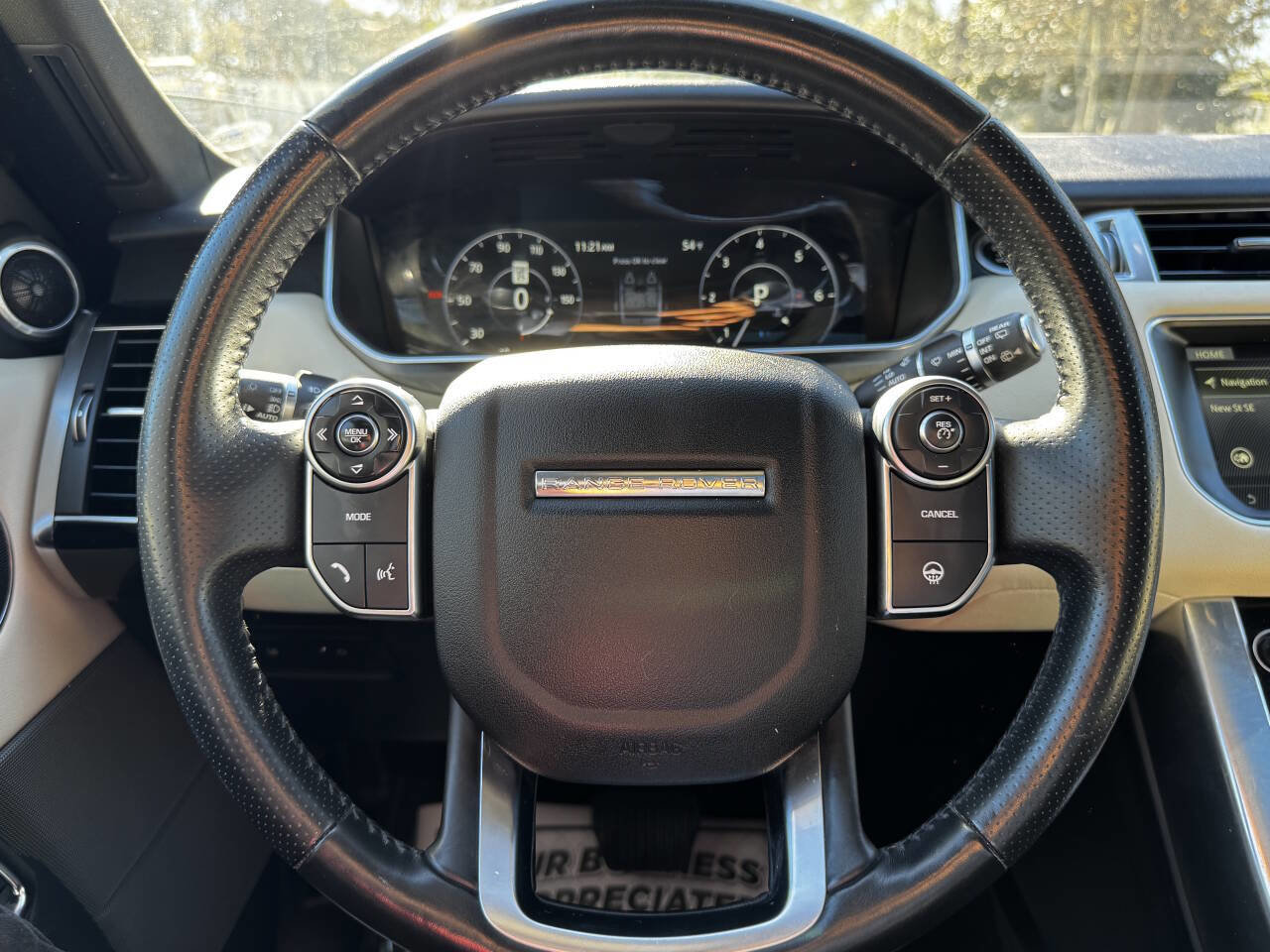 Used 2017 Land Rover Range Rover Sport HSE image 16