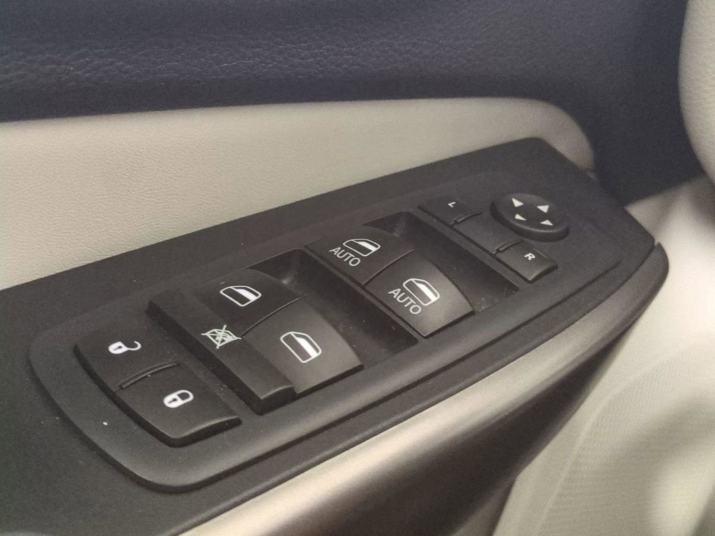 Used 2020 Jeep Cherokee Limited FWD image 31