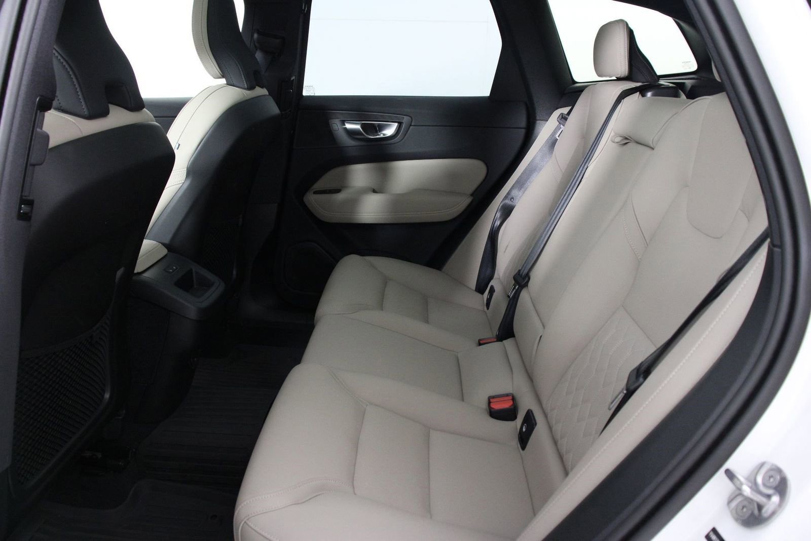 Certified 2026 Volvo XC60 B5 Plus w/ Protection Package Premier AWD/4WD image 32