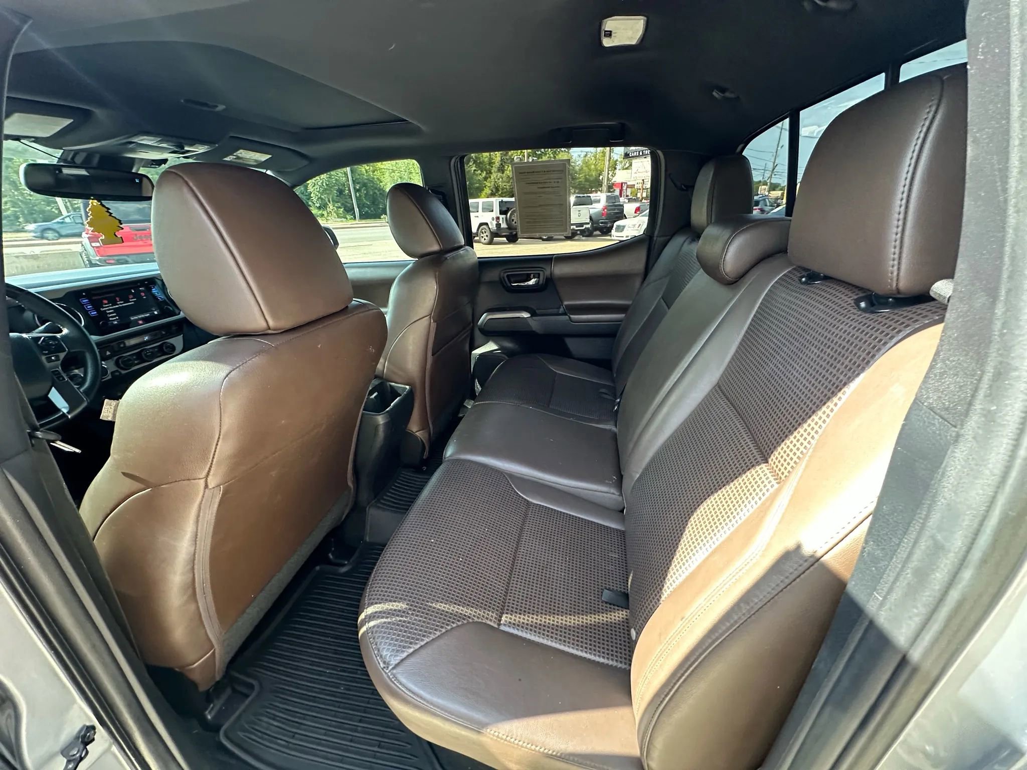 Used 2018 Toyota Tacoma Limited image 27