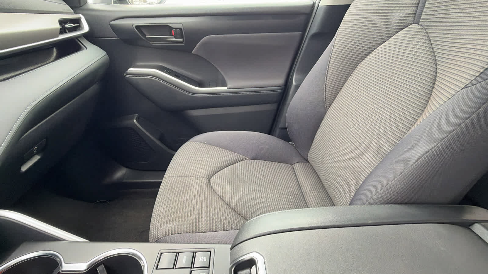 Used 2025 Toyota Highlander LE FWD image 12