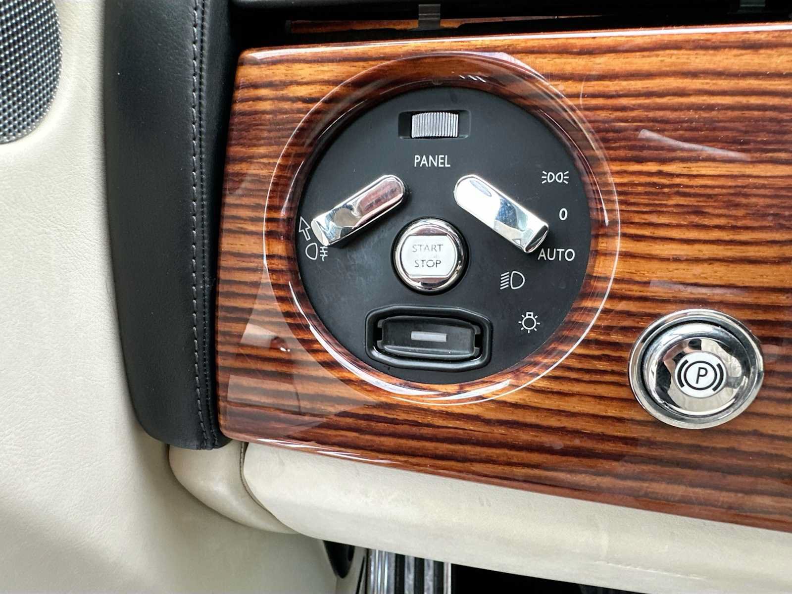 Used 2009 Rolls-Royce Phantom Drophead Coupe RWD image 10