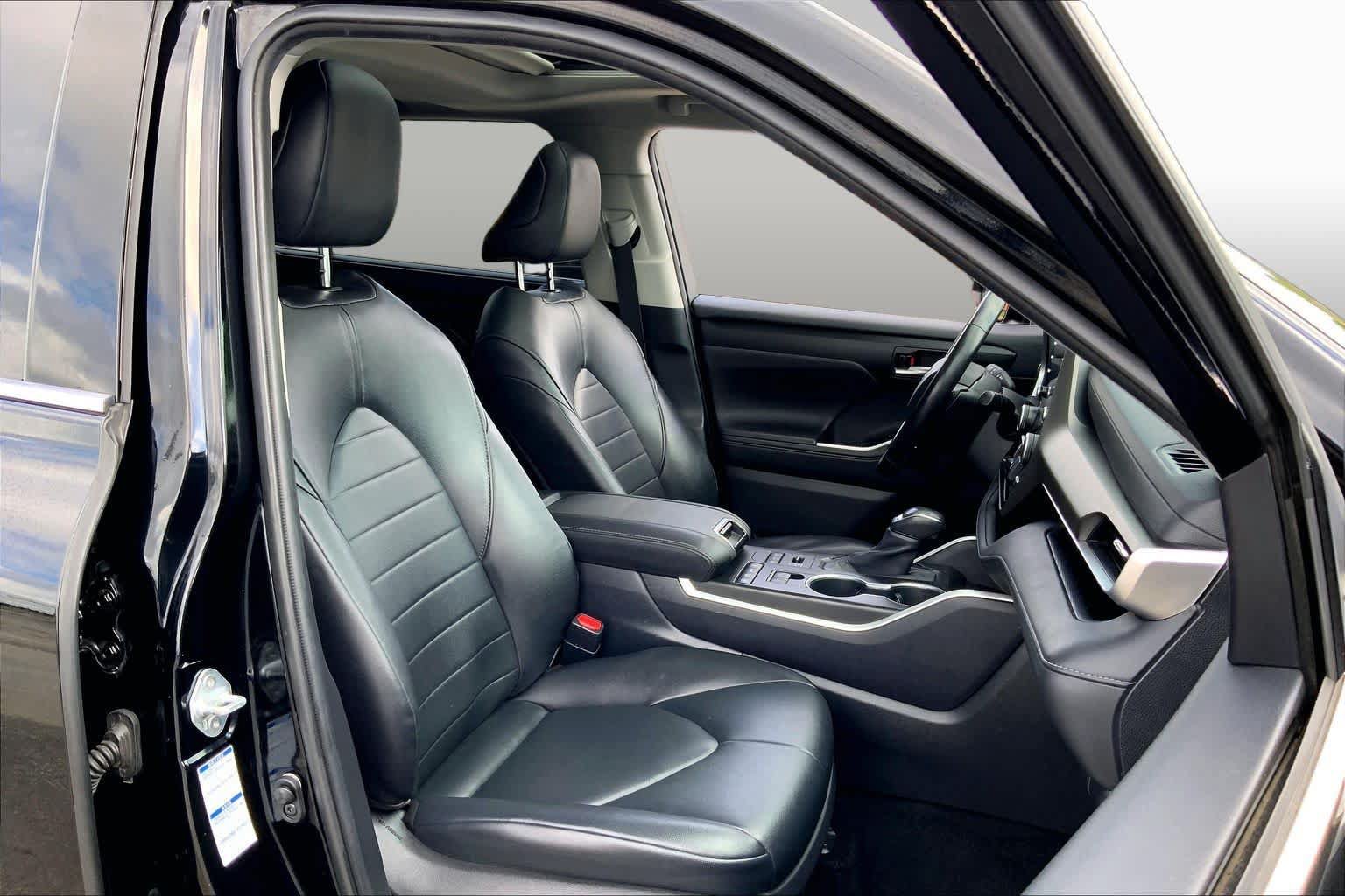 Used 2020 Toyota Highlander XLE AWD/4WD image 9