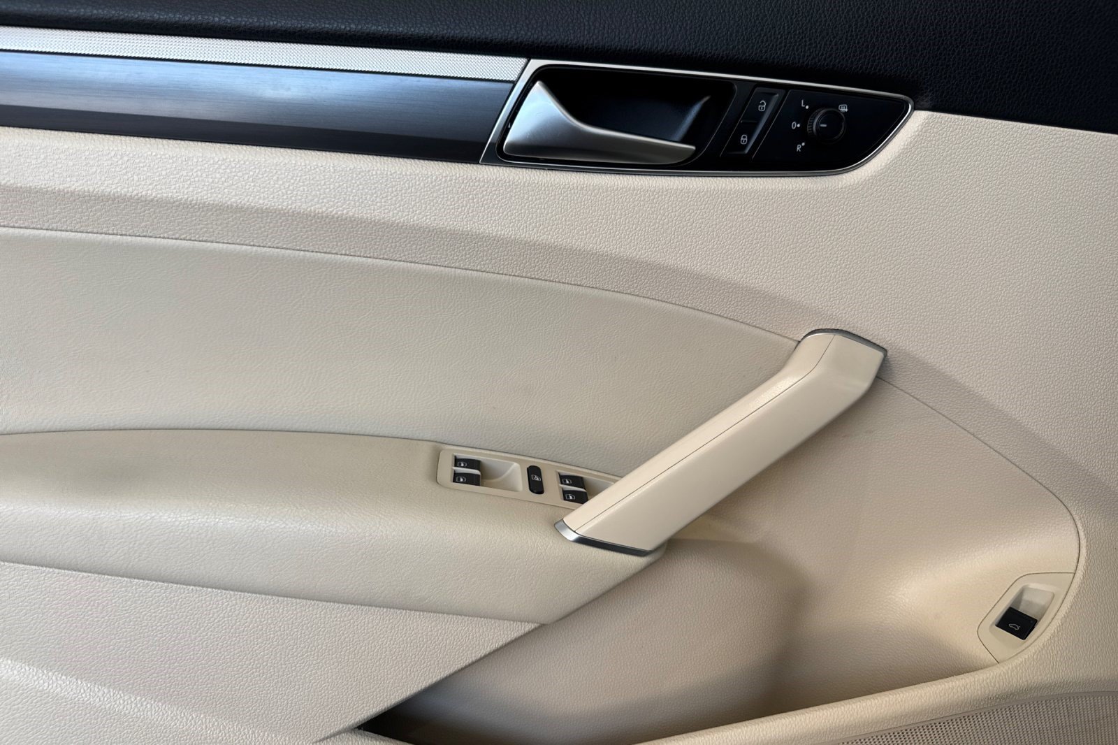 Used 2018 Volkswagen Passat 2.0T R-Line FWD image 12