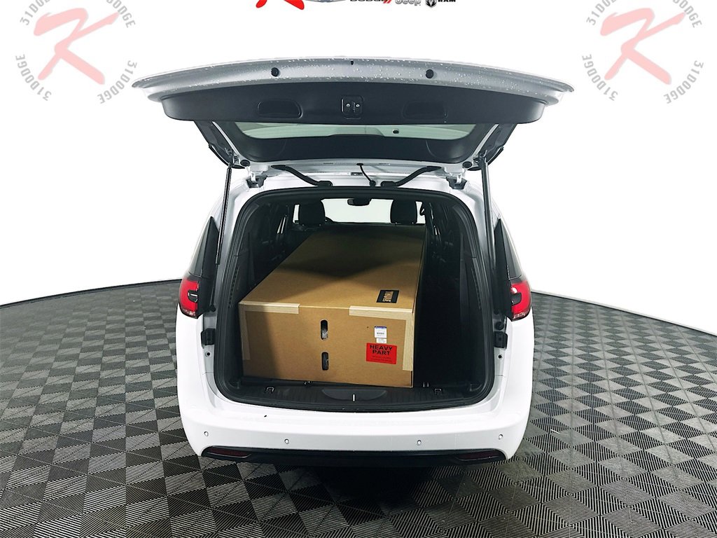 New 2025 Chrysler Pacifica Select w/ Fav Edition Package image 16