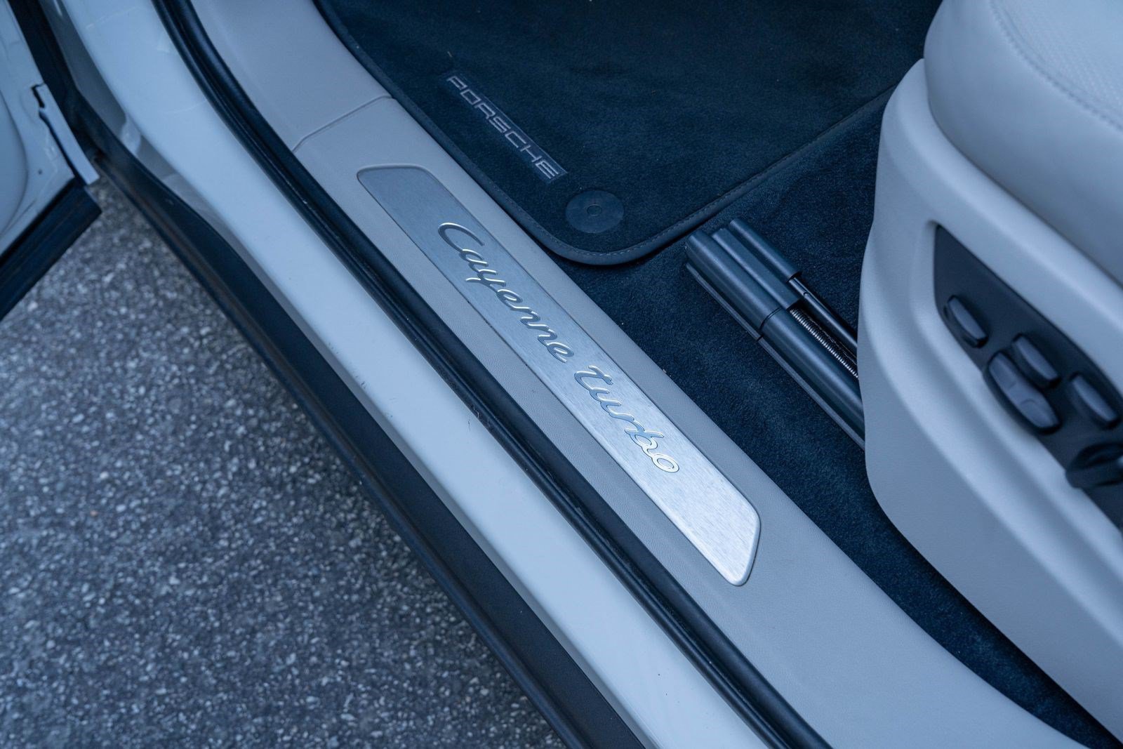 Certified 2023 Porsche Cayenne Turbo AWD/4WD image 24