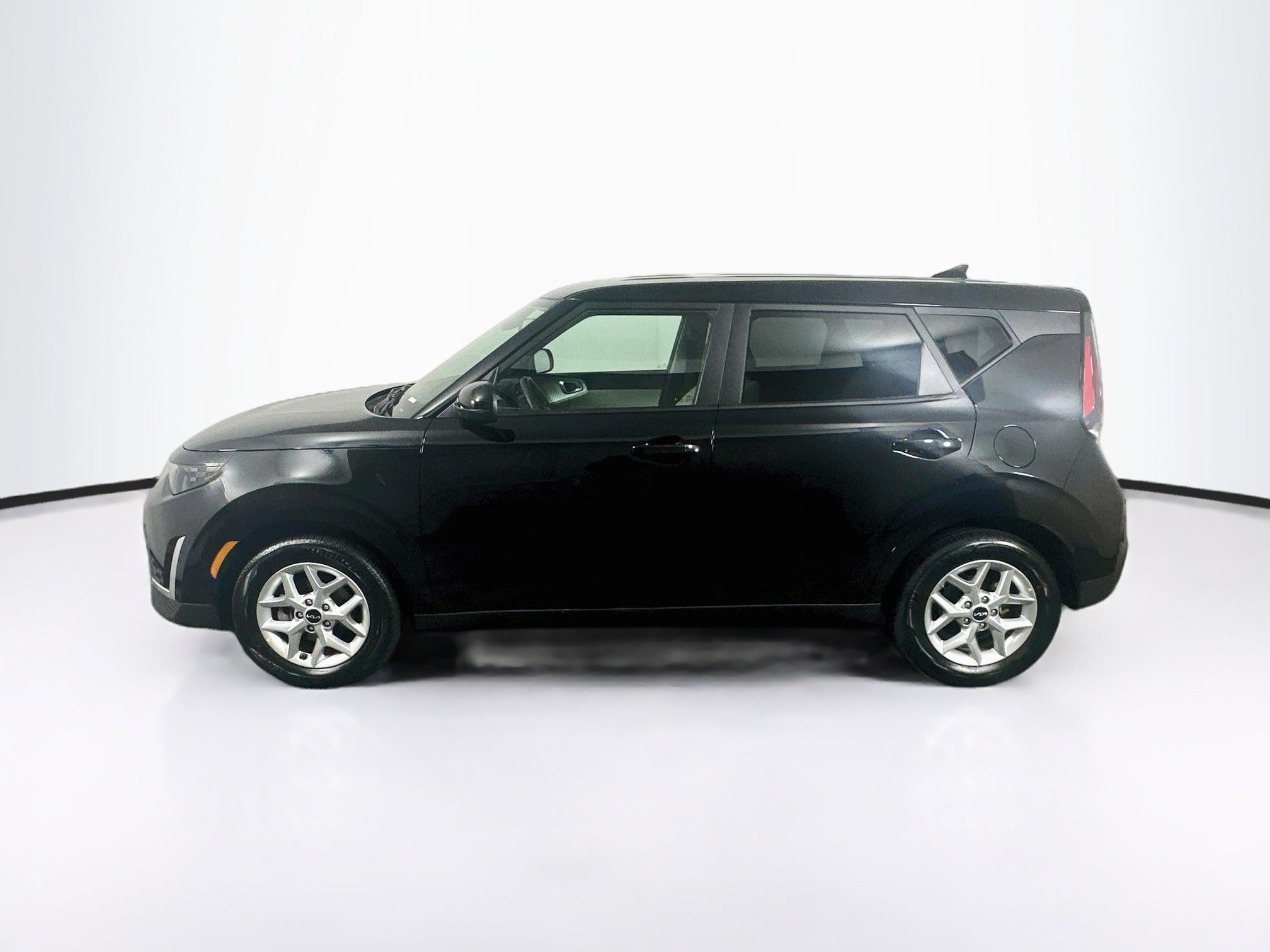 Used 2025 Kia Soul LX w/ LX Technology Package FWD image 4