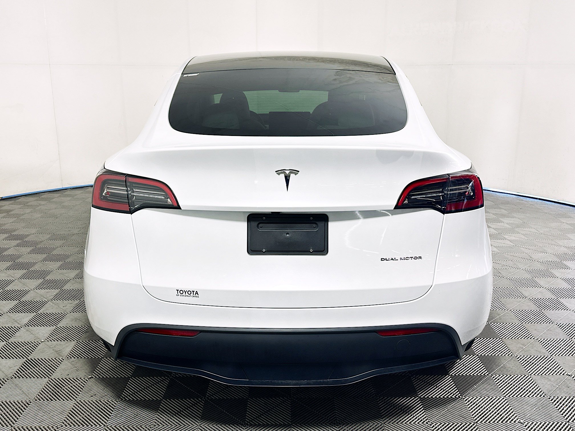 Used 2024 Tesla Model Y Long Range AWD/4WD image 4