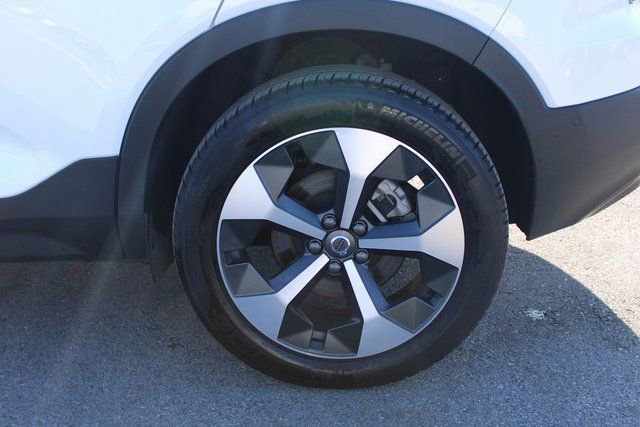 Used 2025 Volvo XC40 B5 Plus image 38