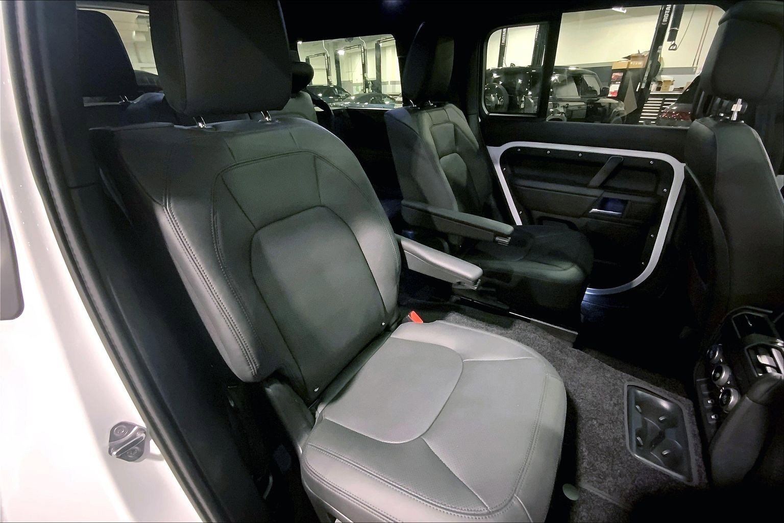 Used 2025 Land Rover Defender 130 X-Dynamic SE image 19