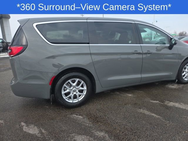 Used 2023 Chrysler Pacifica Touring-L image 22