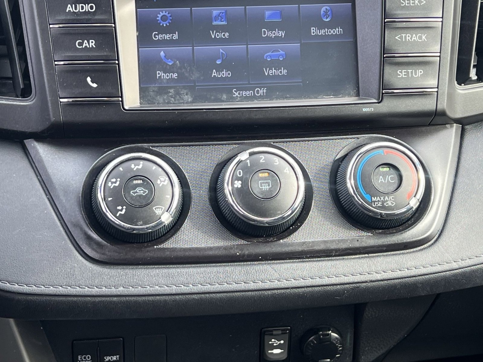 Used 2018 Toyota RAV4 LE image 19