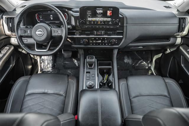 Used 2024 Nissan Pathfinder Platinum w/ Black Appearance Package image 4