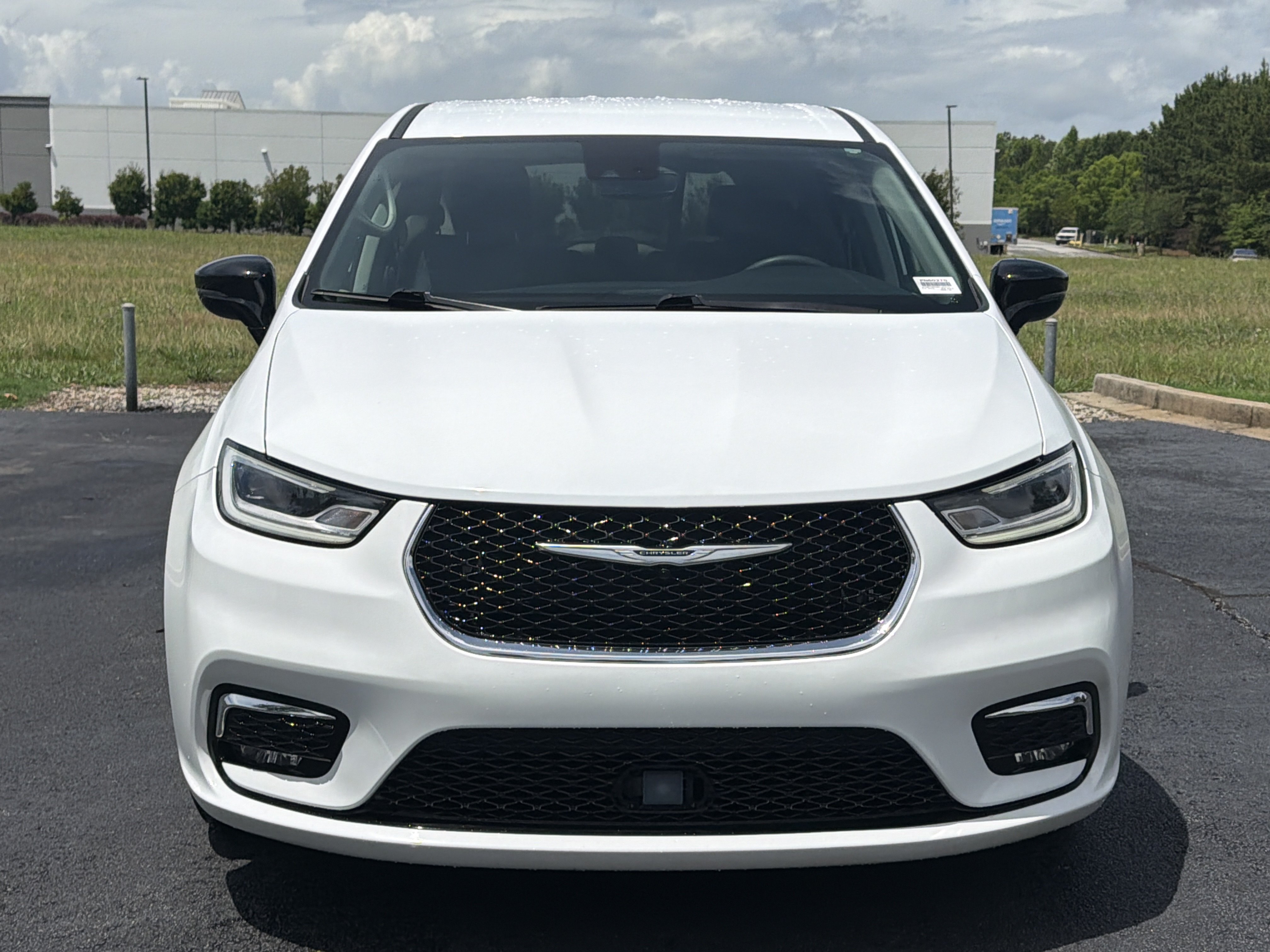 Used 2024 Chrysler Pacifica Touring-L FWD image 3