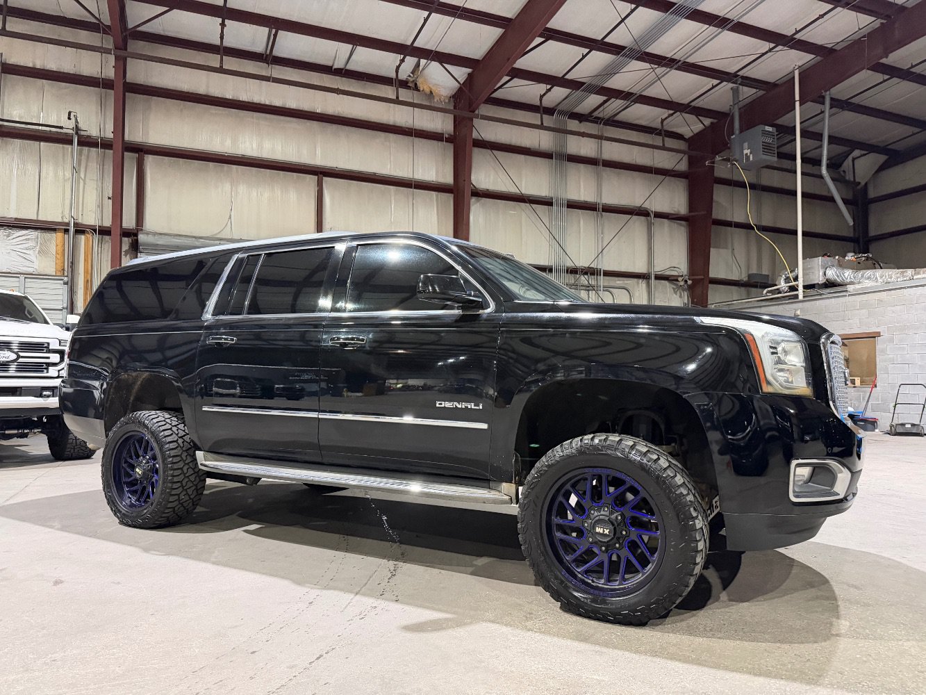 Used 2015 GMC Yukon XL Denali w/ Touring Package RWD image 3