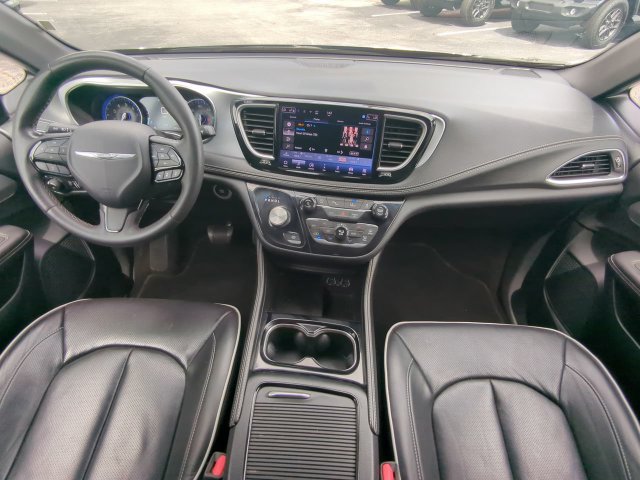 Used 2025 Chrysler Pacifica Limited FWD image 18