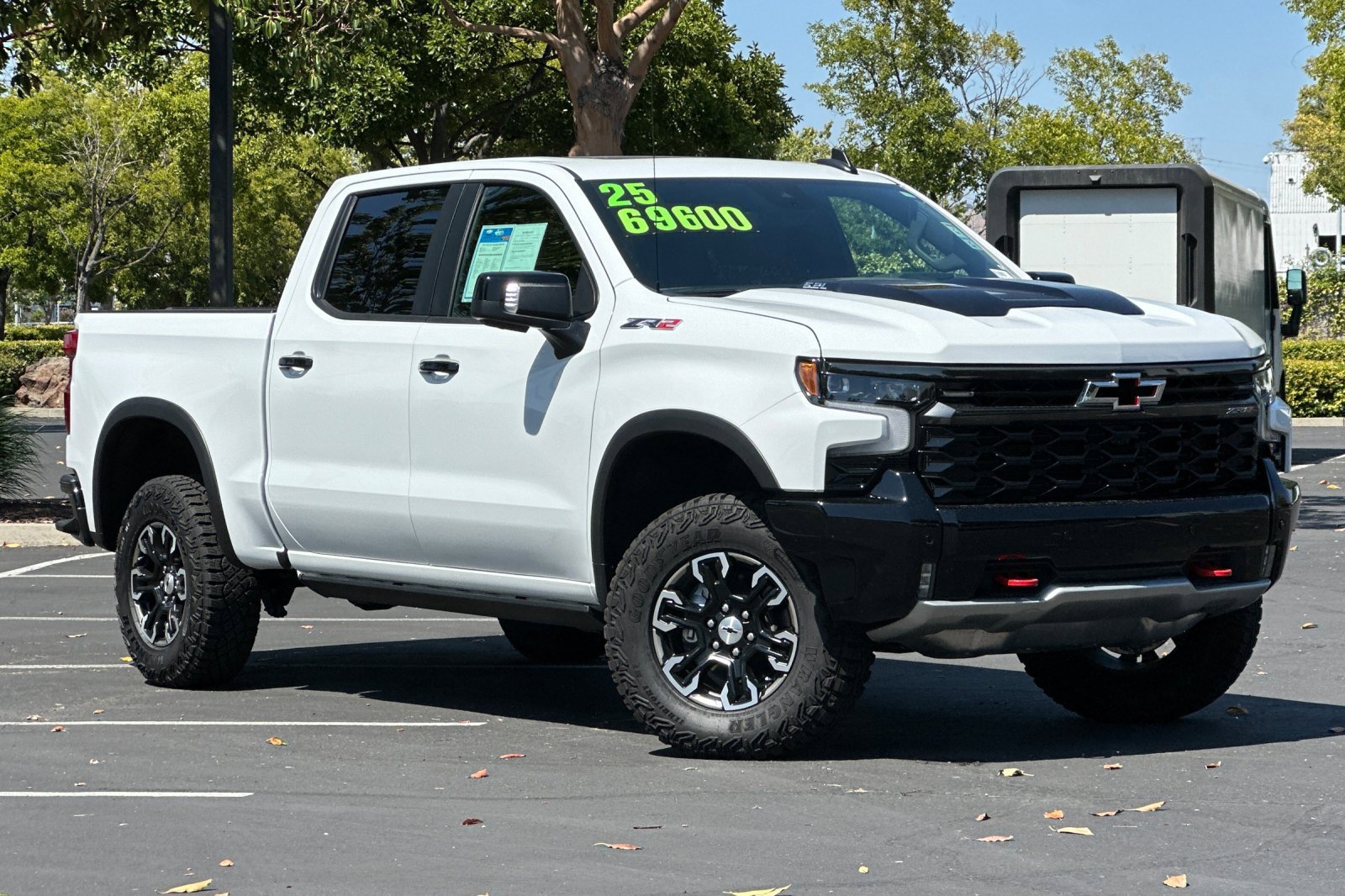 Used 2025 Chevrolet Silverado 1500 ZR2 w/ Technology Package image 2