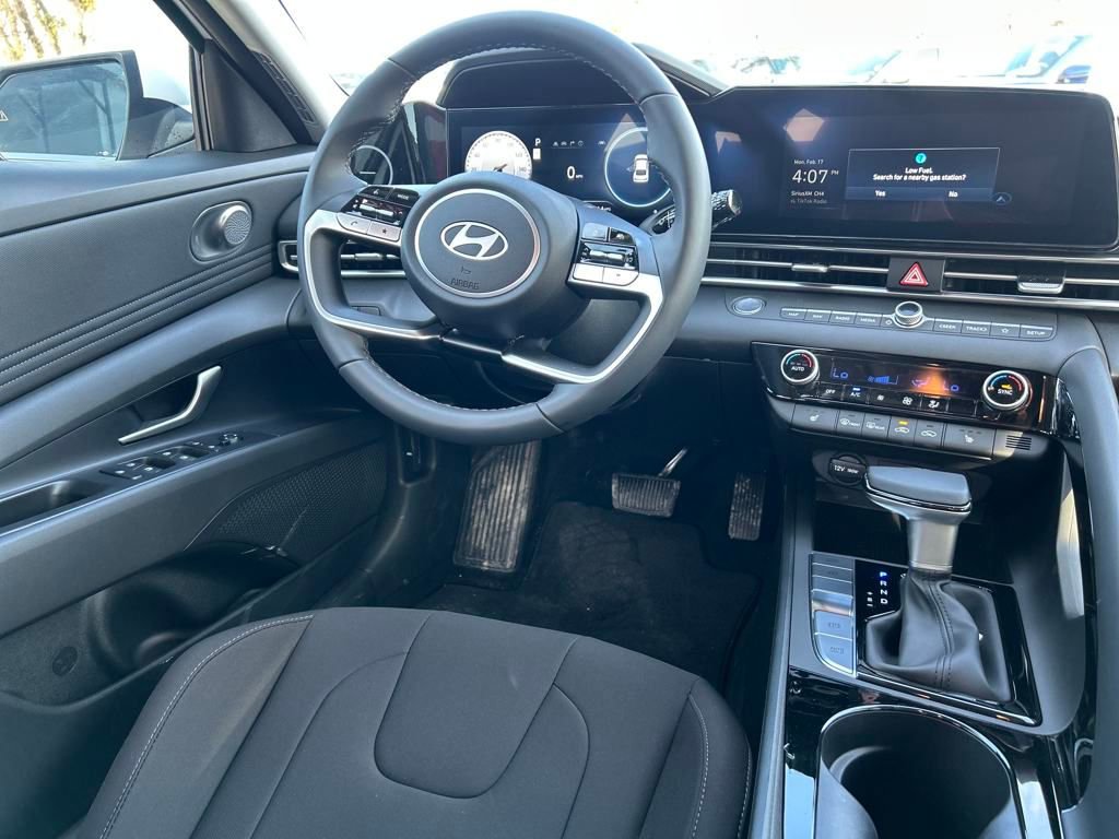 Used 2025 Hyundai Elantra SEL image 22