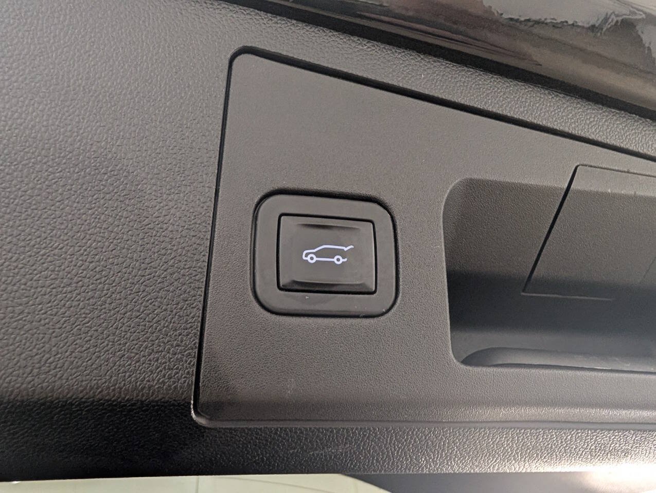Used 2019 Cadillac XT4 Sport w/ LPO, Midnight Sport Package AWD/4WD image 14