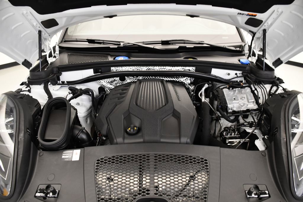 Certified 2025 Porsche Macan image 12
