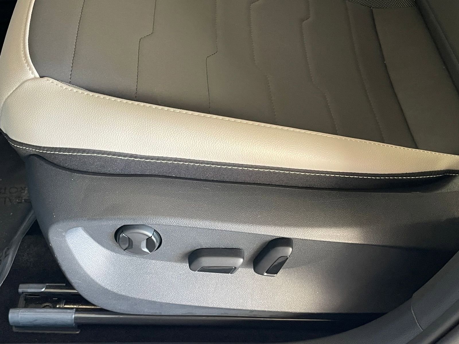 Used 2025 Volkswagen Taos SE image 23