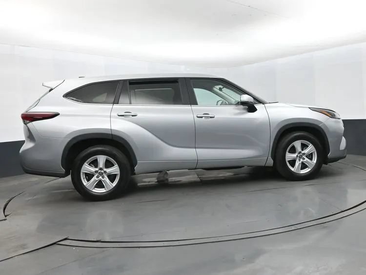 Used 2025 Toyota Highlander LE FWD image 4