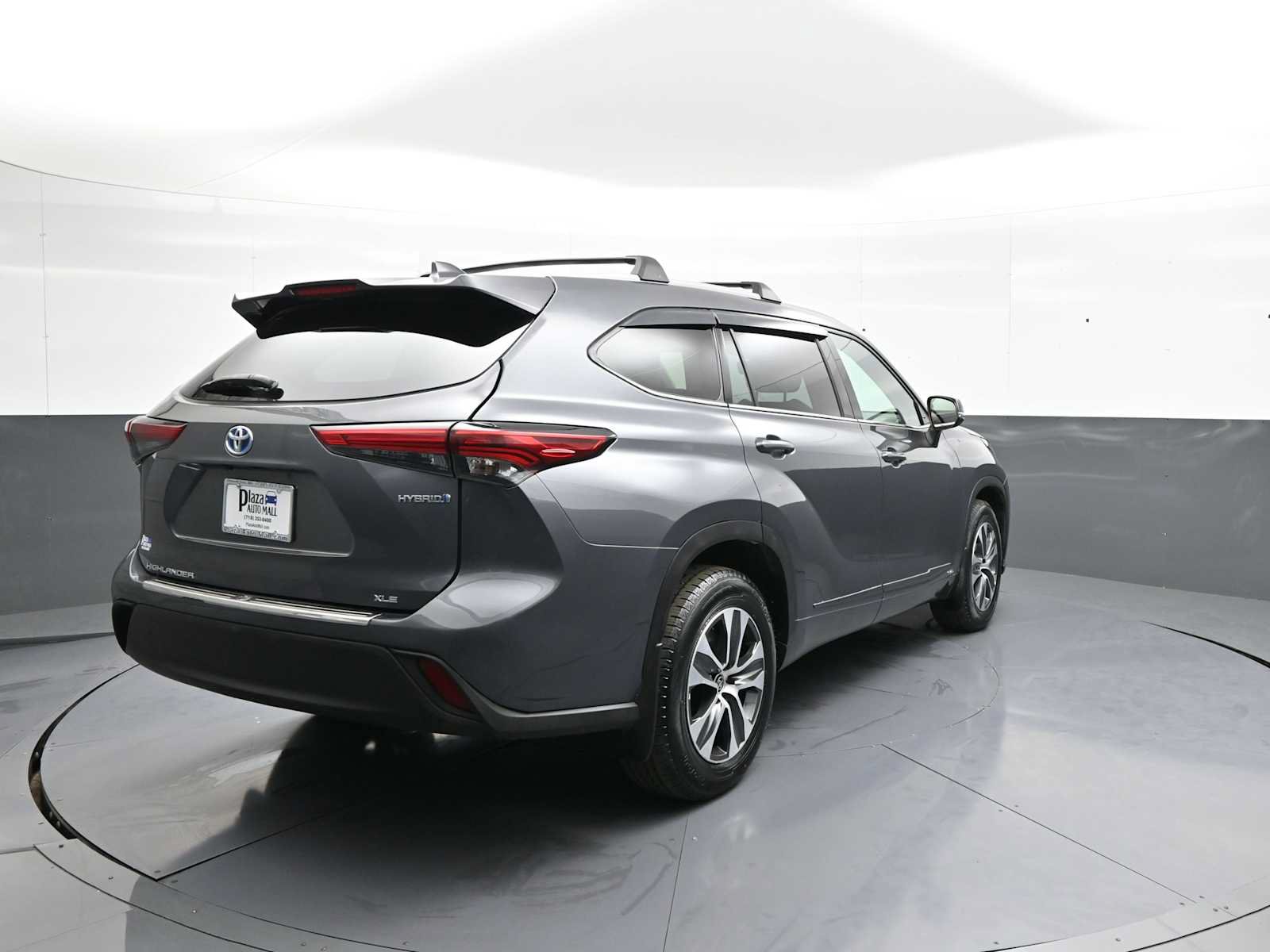 Used 2022 Toyota Highlander XLE AWD/4WD image 5