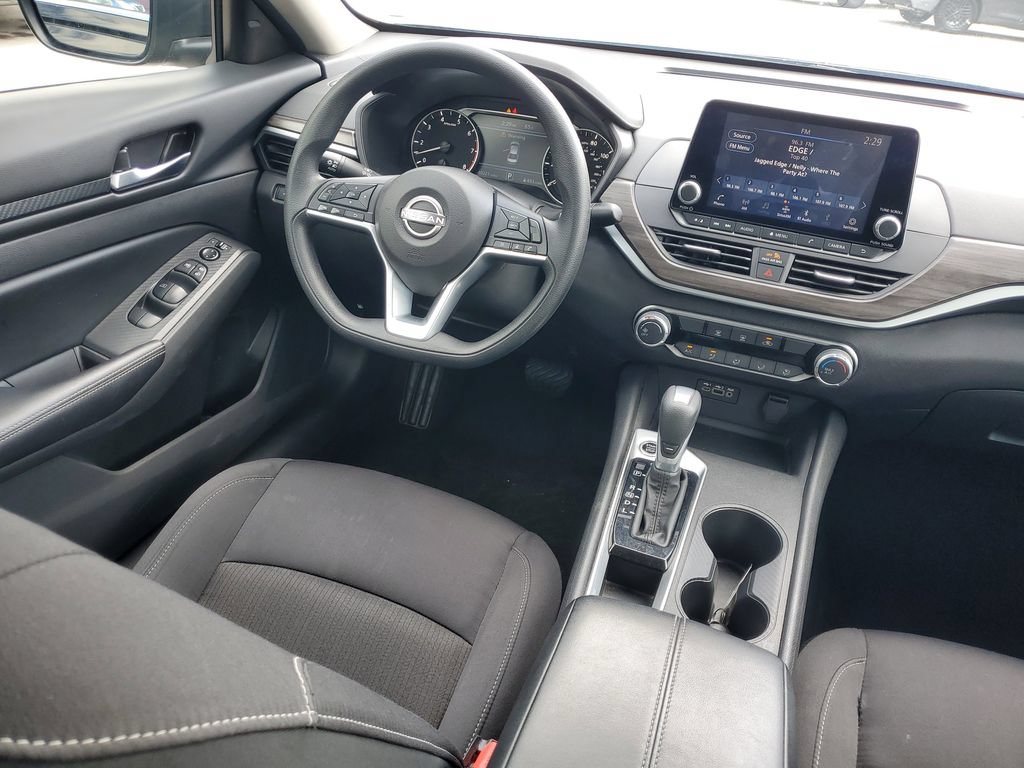 Used 2025 Nissan Altima 2.5 SV FWD image 12