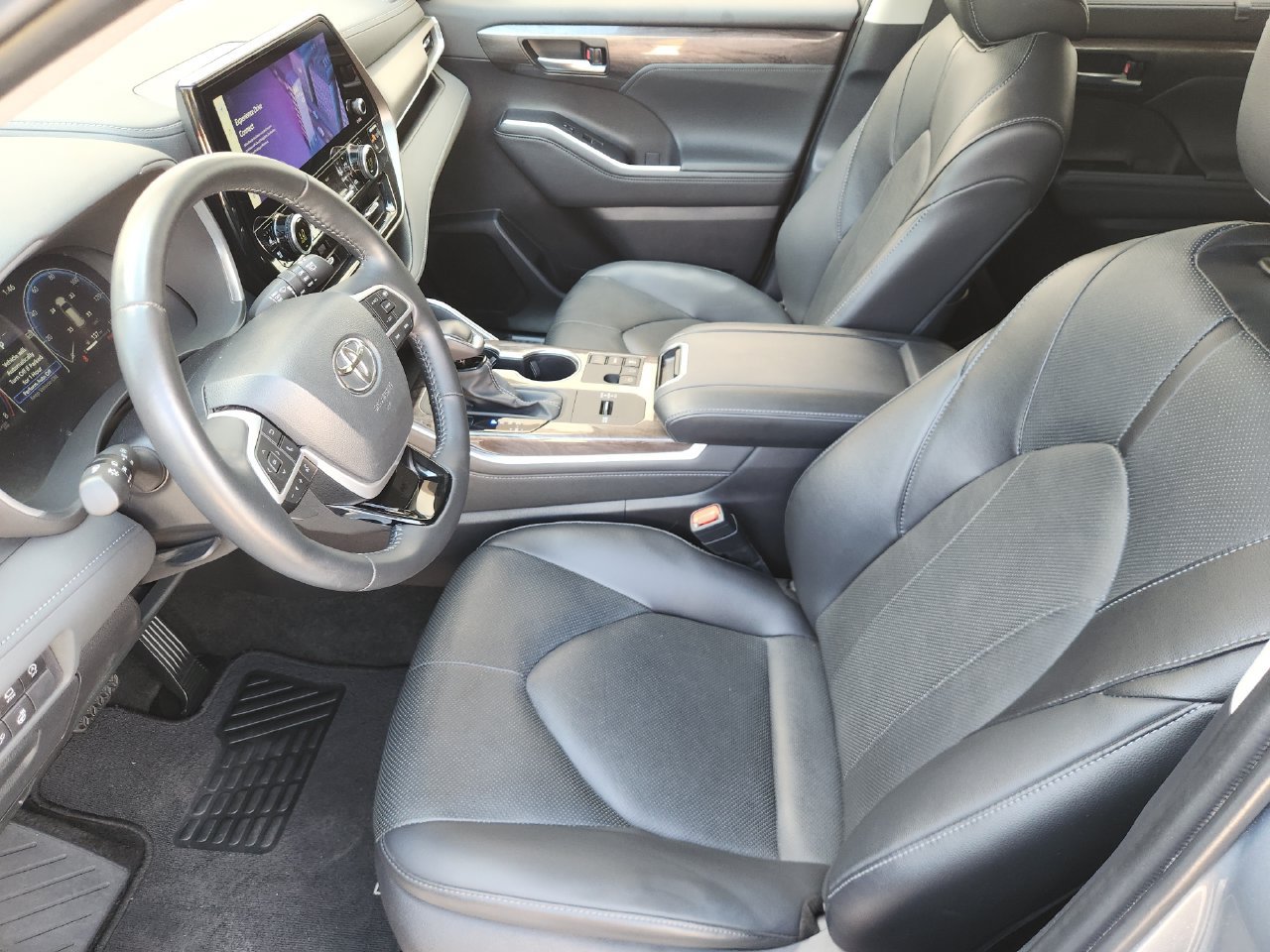 Used 2024 Toyota Highlander Limited FWD image 8
