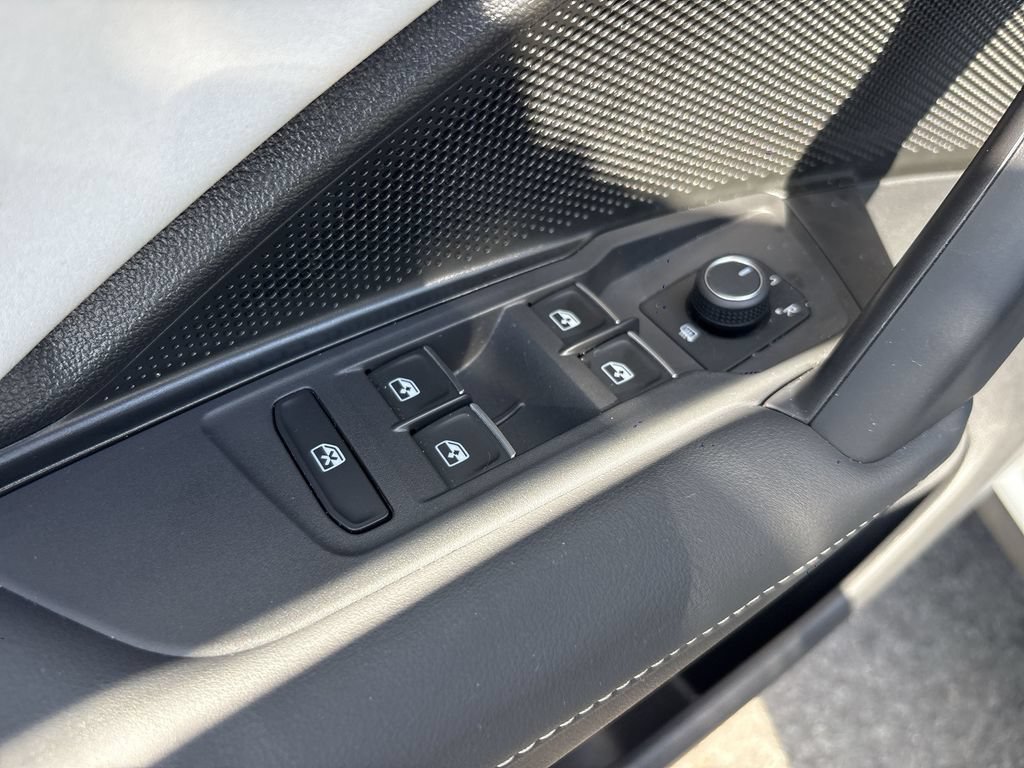 Used 2025 Volkswagen Tiguan SE AWD/4WD image 19