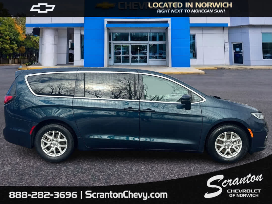 Used 2023 Chrysler Pacifica Touring-L image 5