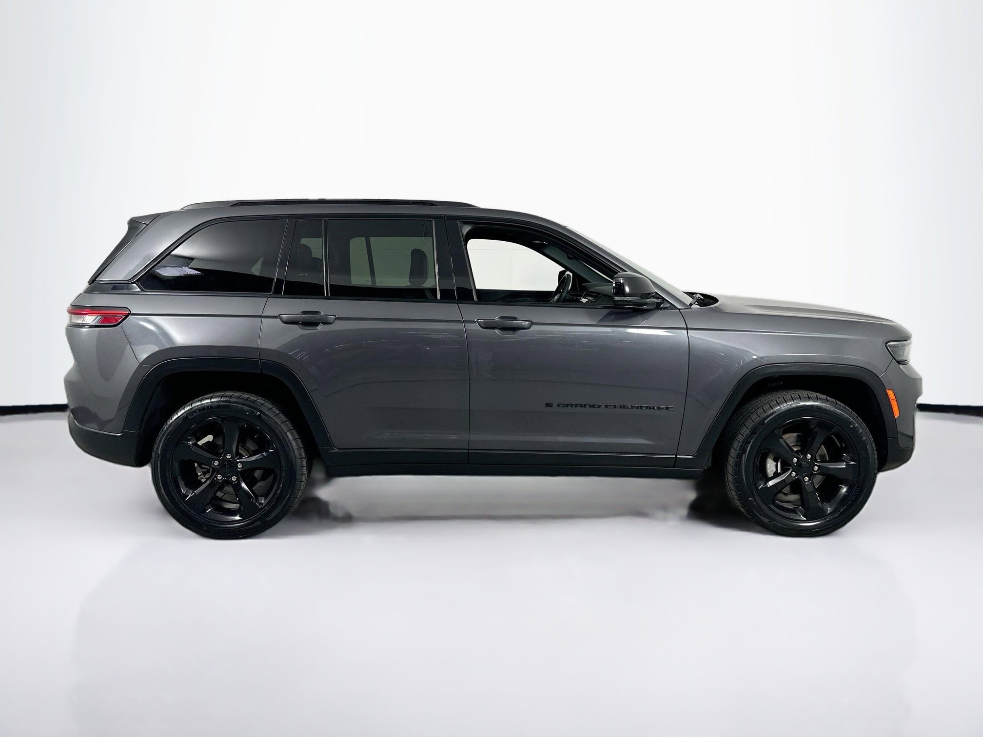 Used 2023 Jeep Grand Cherokee Altitude image 4