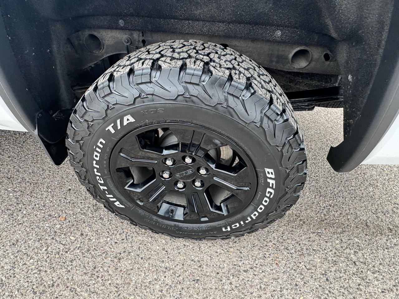 Used 2017 GMC Sierra 1500 SLT w/ All Terrain X Package image 9