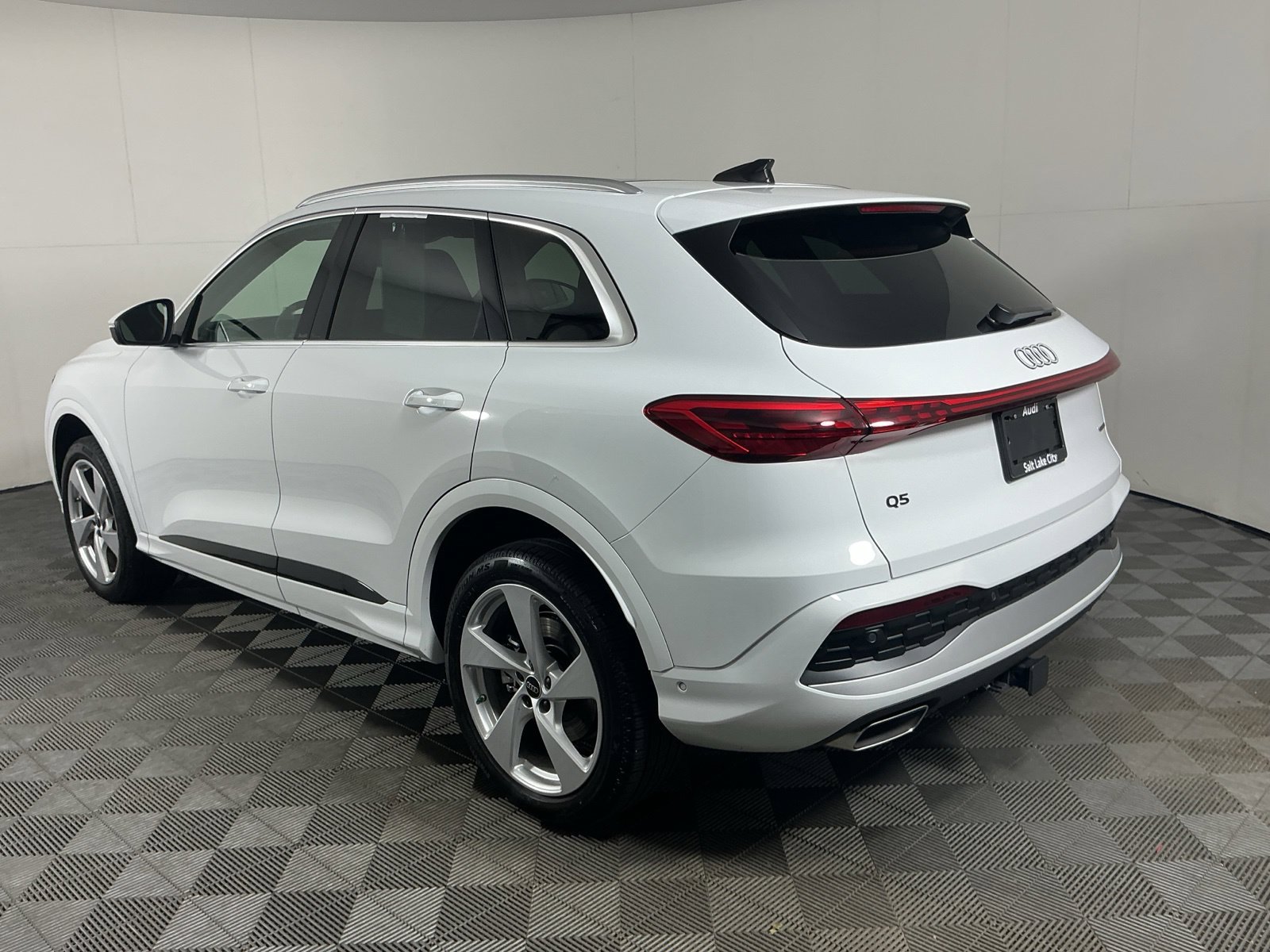 Used 2025 Audi Q5 Premium Plus w/ Premium Plus AWD/4WD image 6