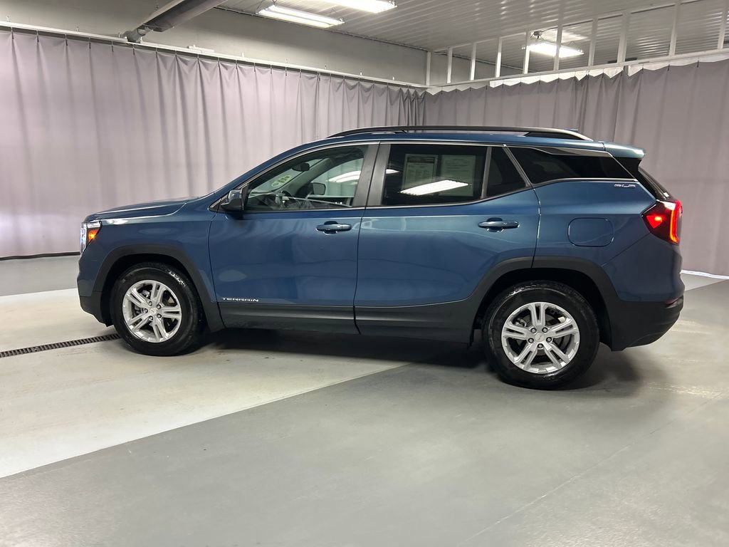 Used 2024 GMC Terrain SLE w/ Driver Convenience Package FWD image 4
