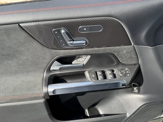 Used 2025 Mercedes-Benz GLB 250 image 19