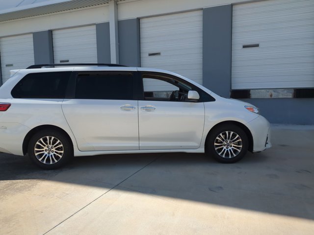 Used 2018 Toyota Sienna XLE Premium image 4