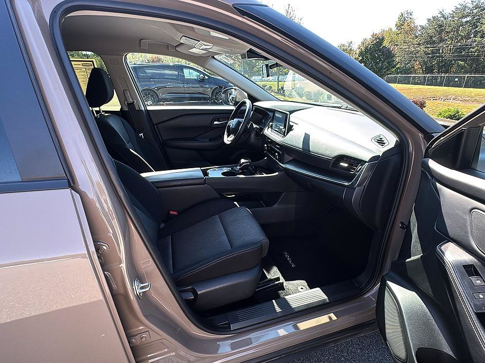 Certified 2025 Nissan Rogue SV FWD image 24