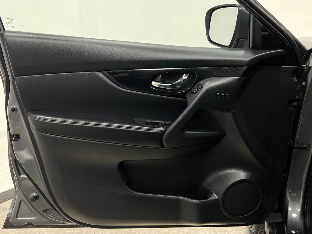 Used 2019 Nissan Rogue SL AWD/4WD image 17