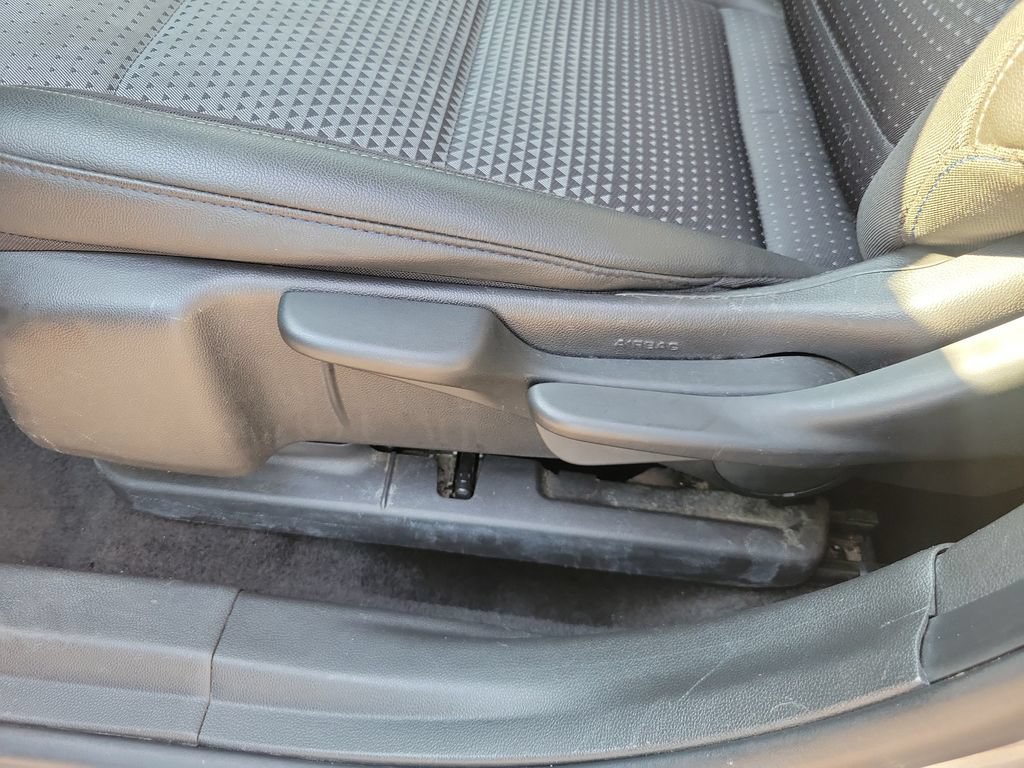 Used 2025 Chevrolet Trax LT FWD image 21