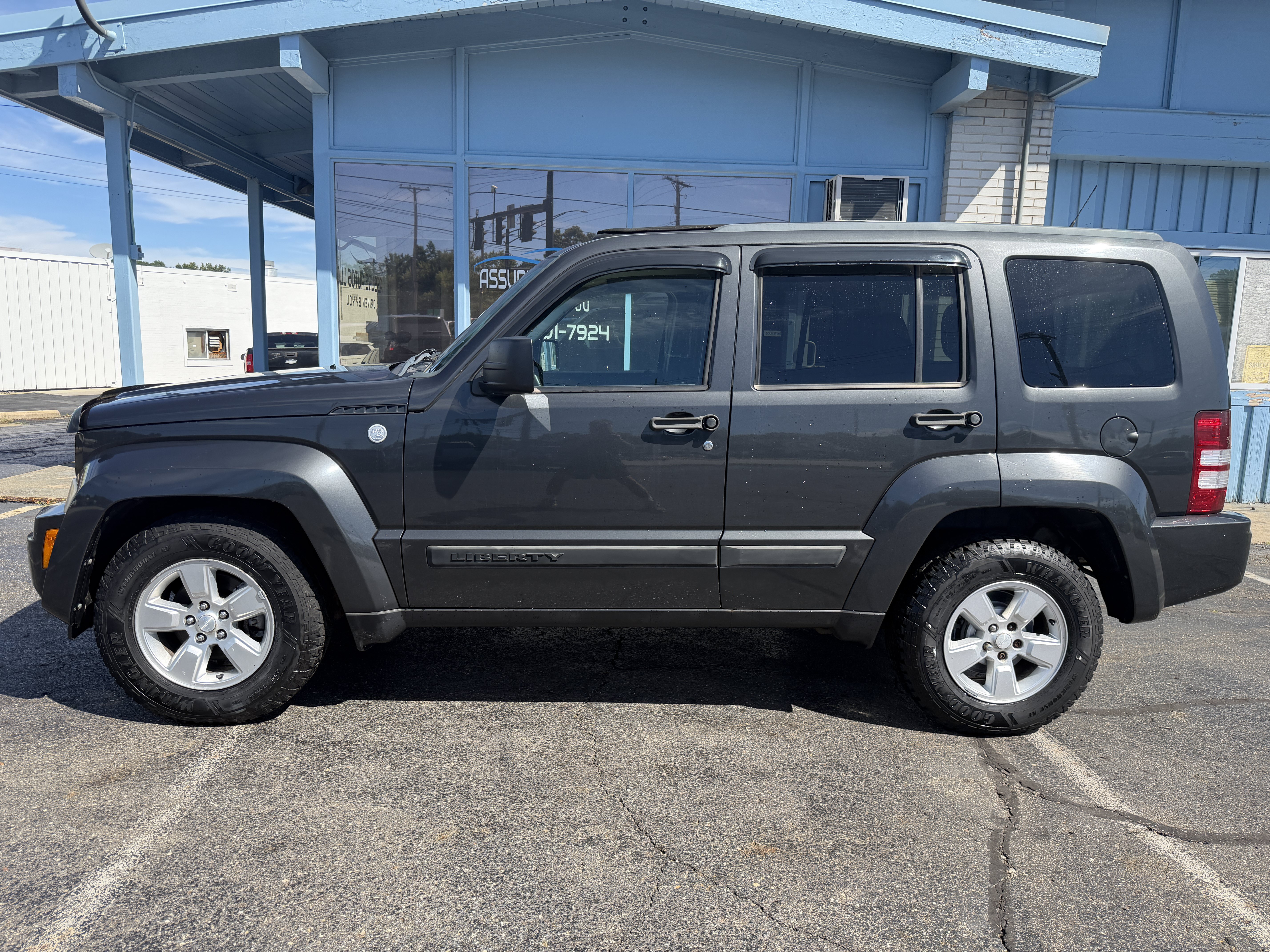 Used 2011 Jeep Liberty Sport AWD/4WD image 2