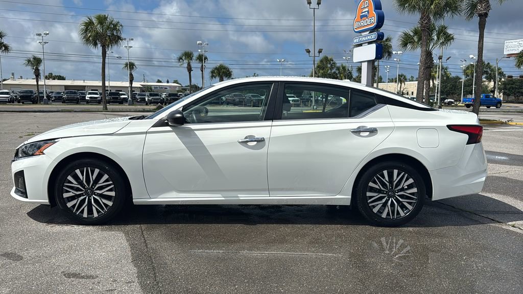 Used 2025 Nissan Altima 2.5 SV FWD image 2